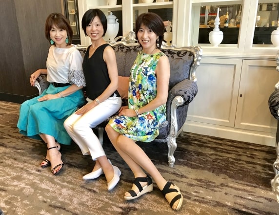 長椅子に座る3人の女性